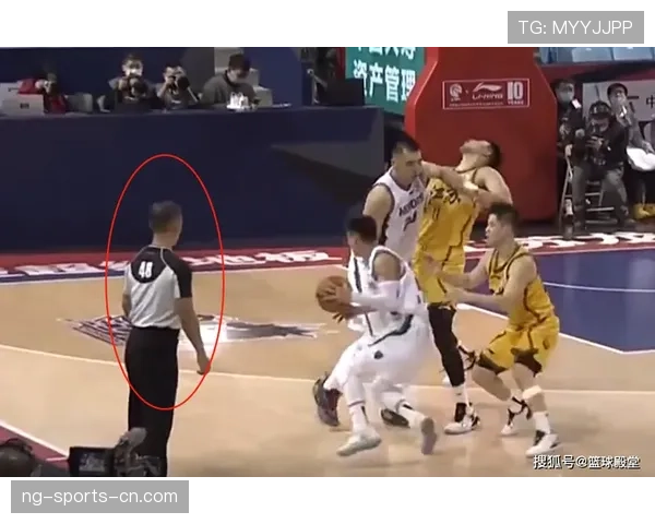 篮球规则详解：如何界定和吹罚场上非法身体接触
